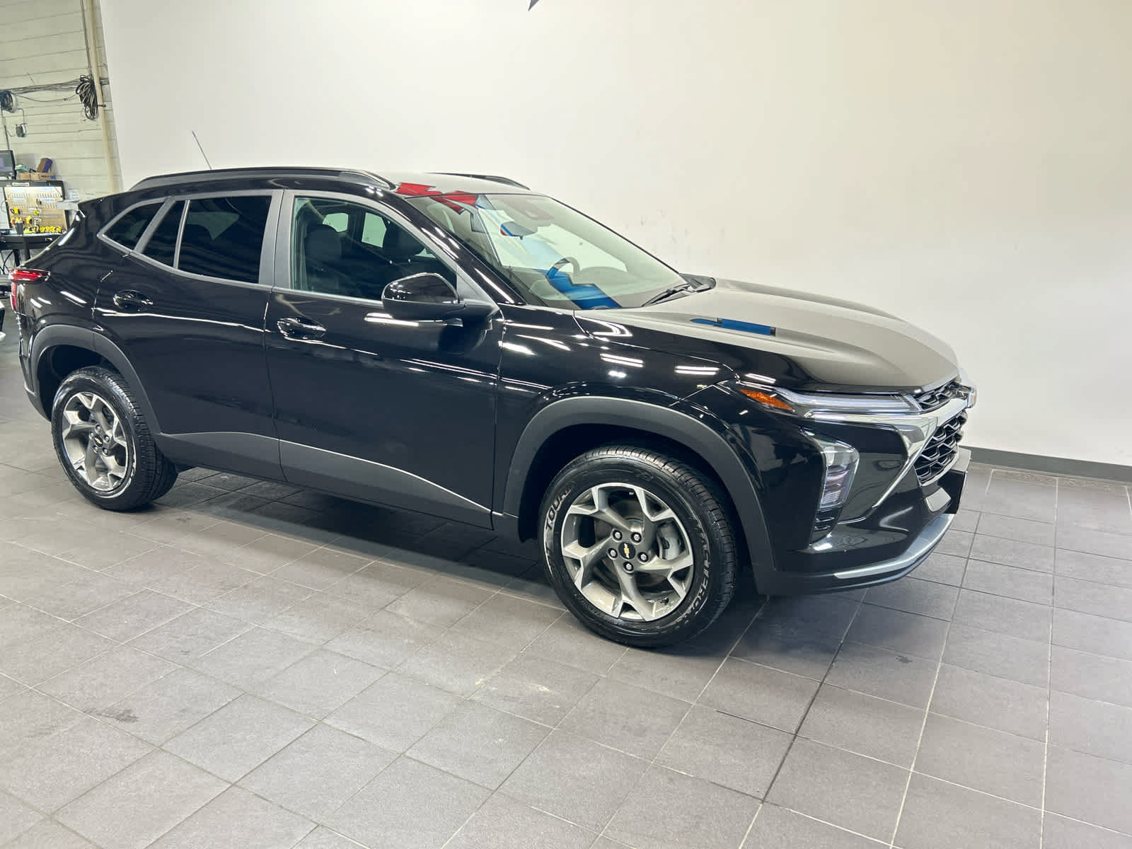 Used 2024 Chevrolet Trax LT w/ Driver Confidence Package FWD image 2