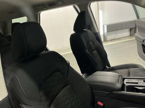 Used 2025 Nissan Pathfinder SV image 19