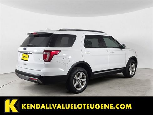 Used 2017 Ford Explorer XLT image 5