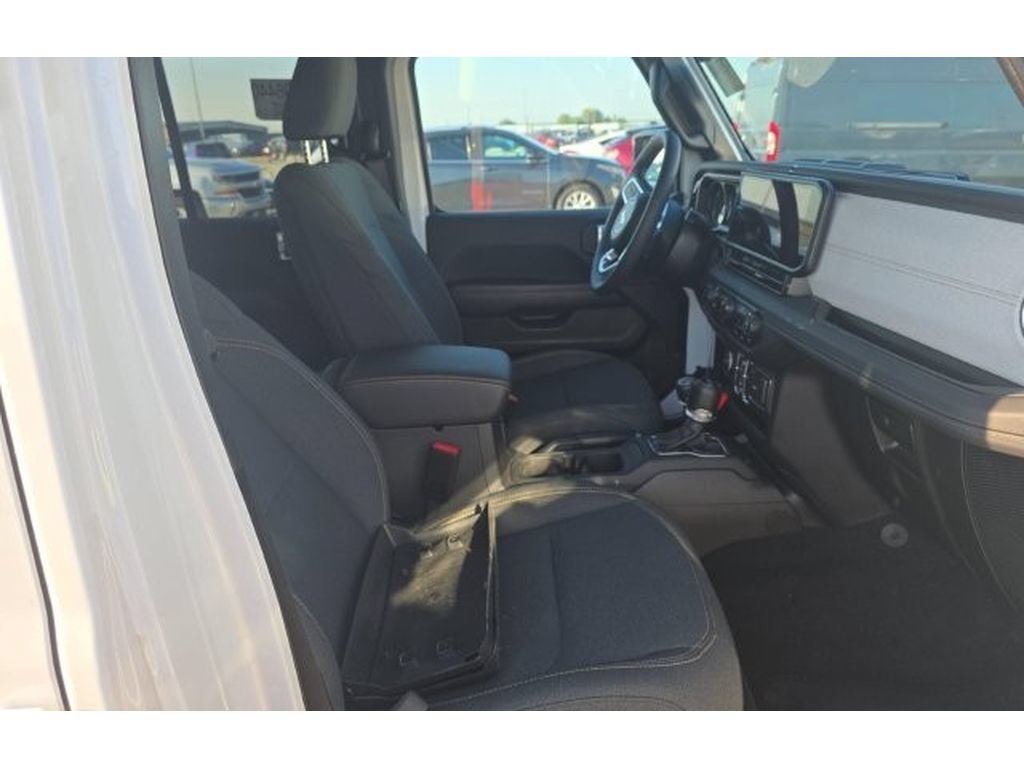Used 2025 Jeep Wrangler Unlimited Sahara w/ Safety Group AWD/4WD image 5