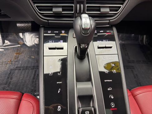 Used 2024 Porsche Macan S image 16