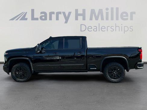 Used 2024 Chevrolet Silverado 2500 High Country w/ High Country Premium Package AWD/4WD image 2