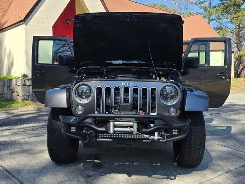 Used 2018 Jeep Wrangler Unlimited Sahara w/ Connectivity Group AWD/4WD image 36