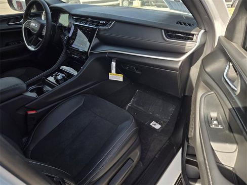 New 2025 Jeep Grand Cherokee Altitude image 7