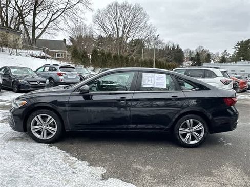 Used 2024 Volkswagen Jetta SE image 2