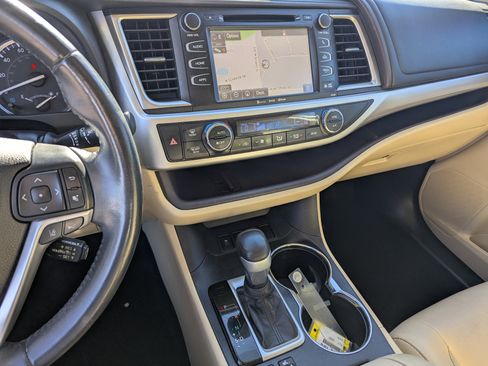 Used 2019 Toyota Highlander XLE image 10