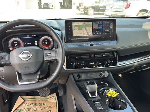 Used 2025 Nissan Rogue SL FWD image 16