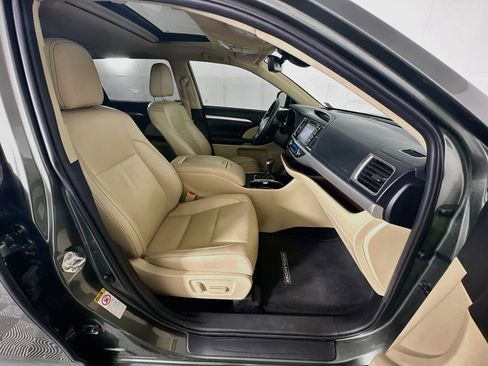 Used 2019 Toyota Highlander XLE FWD image 33