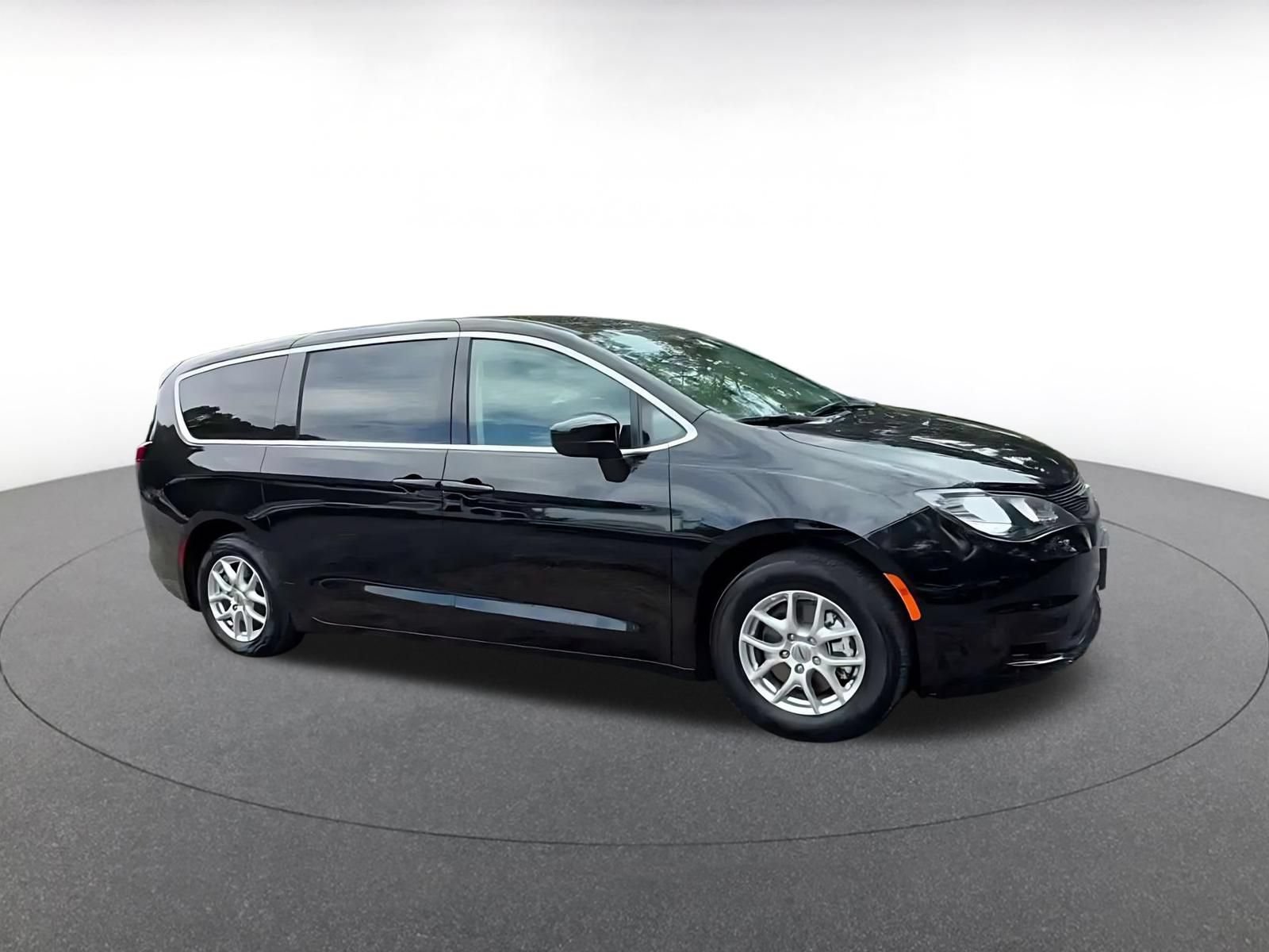 Used 2024 Chrysler Voyager LX FWD image 2