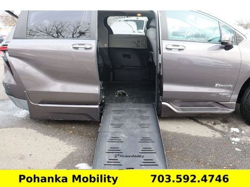 Used 2021 Toyota Sienna XLE w/ XLE Plus Package FWD image 1