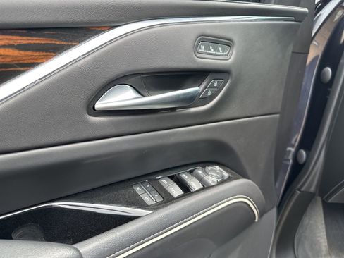 Used 2023 Cadillac Escalade Premium Luxury image 7