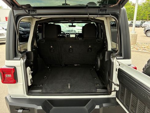 Used 2018 Jeep Wrangler Unlimited Sahara AWD/4WD image 27