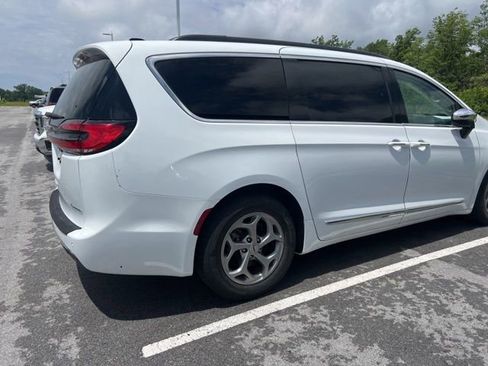 Used 2023 Chrysler Pacifica Limited FWD image 9