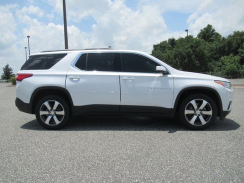 Used 2021 Chevrolet Traverse LT w/ LT Premium Package FWD image 2