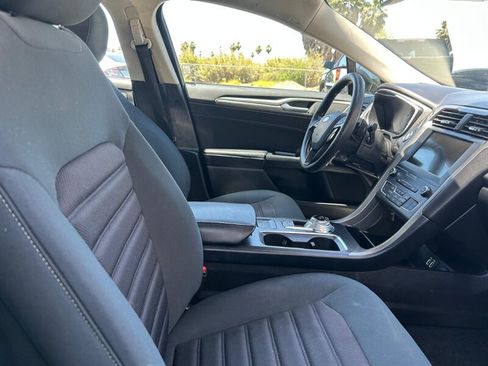 Used 2019 Ford Fusion SE FWD image 9