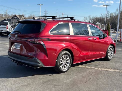 Used 2021 Toyota Sienna XLE image 3