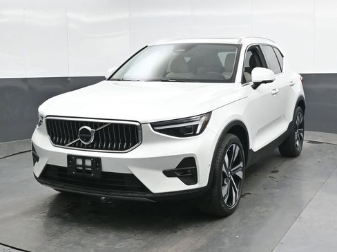 Used 2023 Volvo XC40 B5 Ultimate w/ Climate Package AWD/4WD image 8