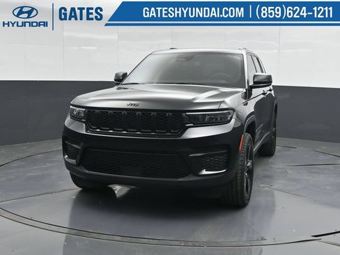 Used 2023 Jeep Grand Cherokee Altitude AWD/4WD image 5