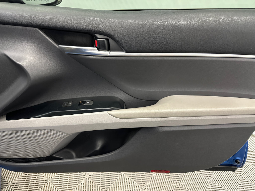 Used 2020 Toyota Camry SE w/ Convenience Package FWD image 14