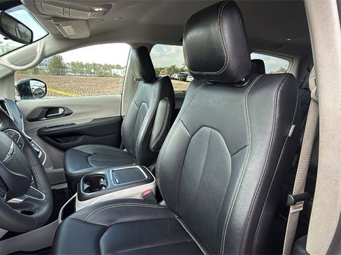 Used 2024 Chrysler Pacifica Touring-L image 14