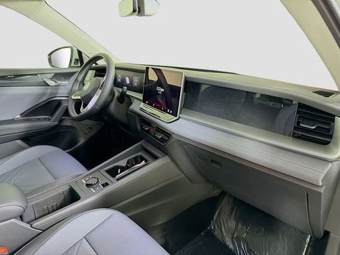 New 2026 Volkswagen Tiguan SE FWD image 28