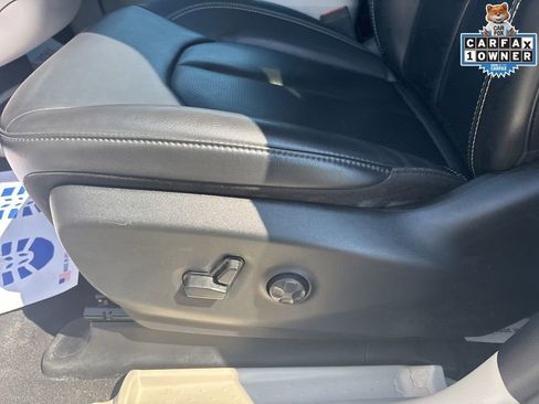 Used 2023 Chrysler Pacifica Touring-L FWD image 14