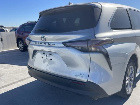 Used 2024 Toyota Sienna LE image 4