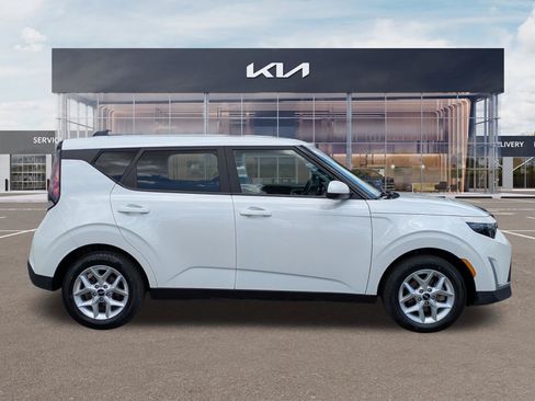 Certified 2024 Kia Soul LX w/ Option Group 015 FWD image 3