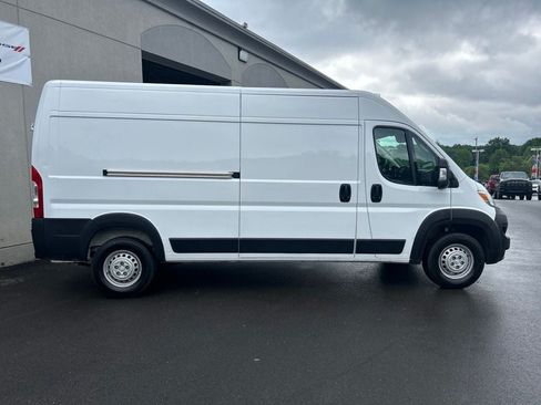 Used 2024 RAM ProMaster 2500 w/ Convenience Group FWD image 7