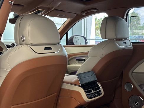 Used 2023 Bentley Bentayga Extended Wheelbase AWD/4WD image 7