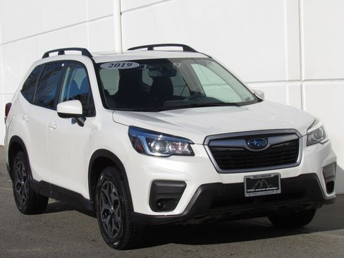 Used 2019 Subaru Forester Premium image 2