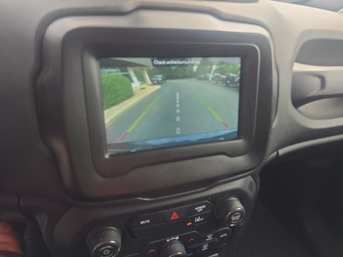 Used 2021 Jeep Renegade Latitude AWD/4WD image 12