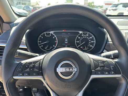 Used 2025 Nissan Altima 2.5 SV FWD image 11