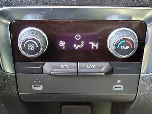 Used 2024 Chevrolet Suburban LT image 16