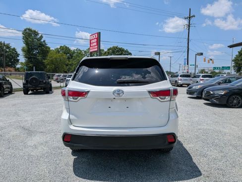 Used 2014 Toyota Highlander LE FWD image 8