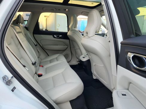 Used 2019 Volvo XC60 T5 Momentum w/ Multimedia Package image 17
