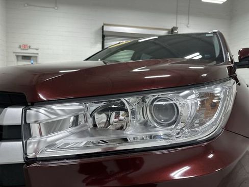 Used 2019 Toyota Highlander XLE image 11
