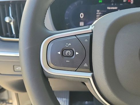 Used 2025 Volvo XC60 B5 Core image 18