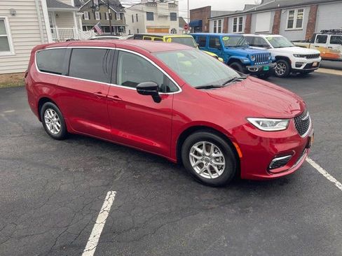 Certified 2024 Chrysler Pacifica Touring-L w/ Uconnect Theater Family Group image 2