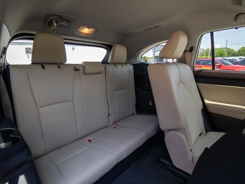 Used 2022 Toyota Highlander XLE AWD/4WD image 19