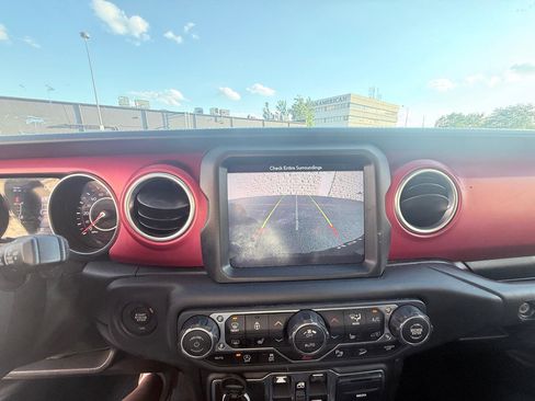 Used 2018 Jeep Wrangler Unlimited Rubicon AWD/4WD image 16