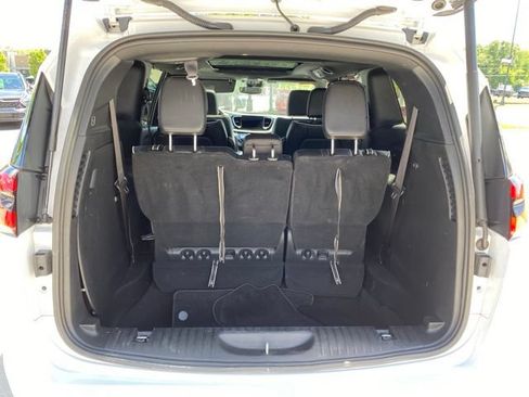 Used 2025 Chrysler Pacifica Limited FWD image 6