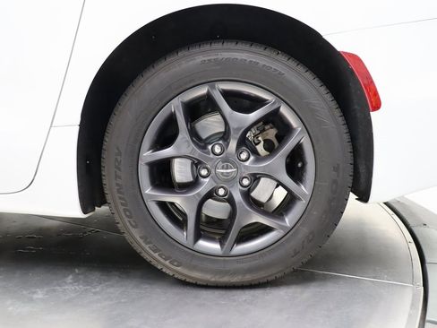 Used 2020 Chrysler Pacifica Touring w/ S Appearance Package image 32