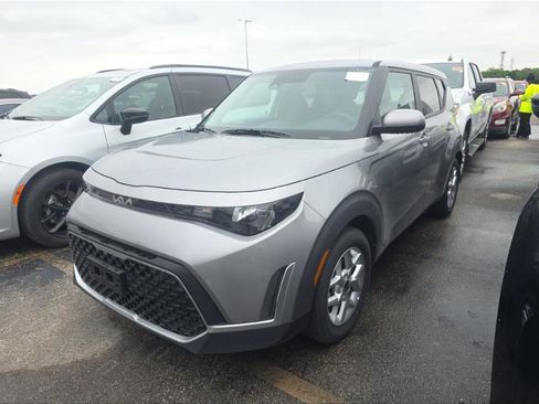 Used 2025 Kia Soul LX w/ LX Technology Package FWD image 2