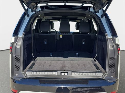 Used 2025 Land Rover Discovery Dynamic SE image 13