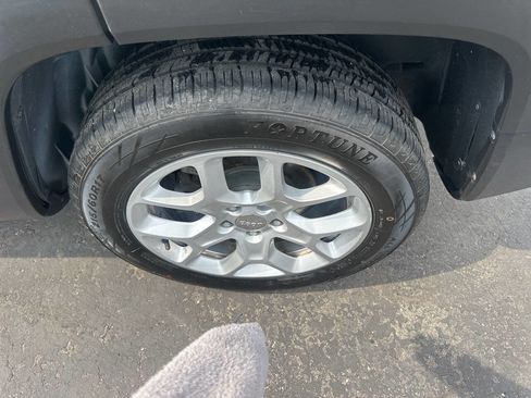 Used 2018 Jeep Renegade Latitude w/ Cold Weather Group image 13