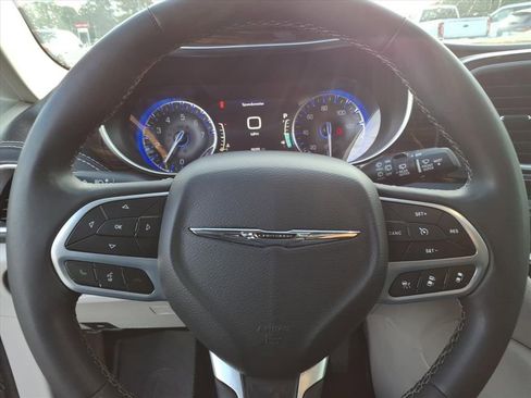 Used 2023 Chrysler Pacifica Limited image 30