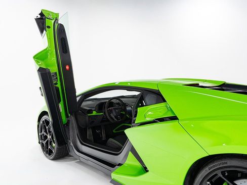 Used 2024 Lamborghini Revuelto AWD/4WD image 9