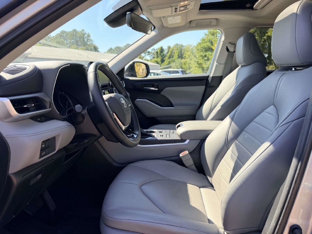 Certified 2021 Toyota Highlander XLE AWD/4WD image 19