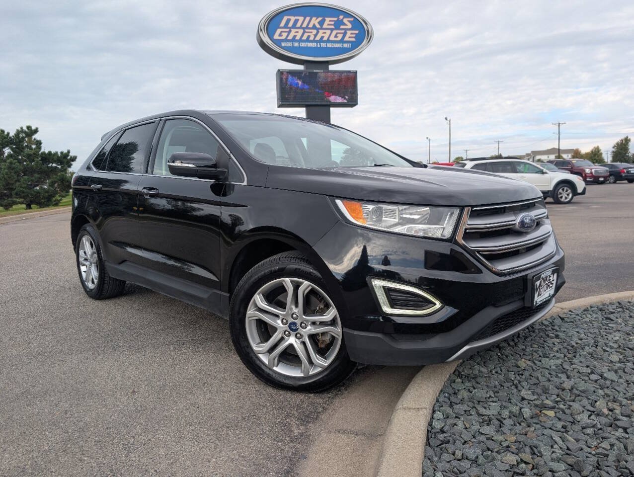 Used 2017 Ford Edge Titanium w/ Equipment Group 301A AWD/4WD image 2